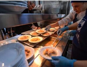 İzmir’de bir tabak yemekle hayatlar ısınıyor