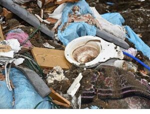 Kaçak dökülen yüzlerce ton atık temizleniyor