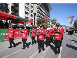 Karşıyaka sokaklarında bando şöleni