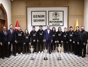 Konya Büyükşehir’in Başarılı Judocuları 2025’te Kazandıkları Kupaları Lider Altay’a Takdim Etti
