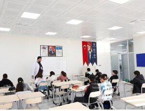 Lider Çerçioğlu’nun Takviyeleriyle Her Yaştan Vatandaş İngilizce Öğreniyor