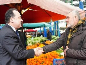 Lider Dutlulu Perşembe Pazarı’nda Esnafla Bir Ortaya Geldi