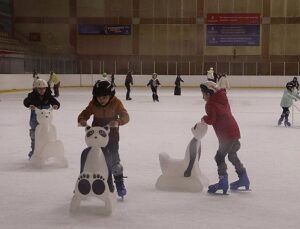 Maltepeli çocuklar tatilin keyfini buz pistinde çıkardı