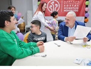 Menemen’de özel çocukların karne sevinci yürekleri ısıttı