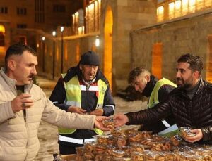 Miraç Gecesi’nde Kandil Simidi ve Şerbet Dağıtıldı