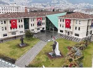 Osmangazi Belediyesi Binalarını Türk Bayraklarıyla Donattı