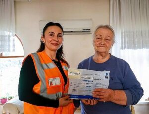 Otobüste unutulan cüzdan Büyükşehir takımlarınca sahibine teslim edildi