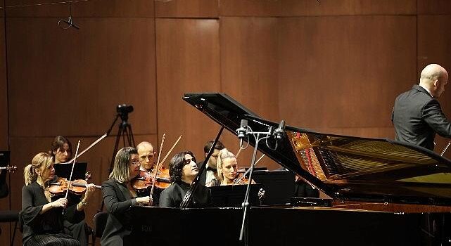 Şef Giuseppe Mengoli ve piyanist Cem Babacan İstanbul Devlet Senfoni Orkestrası sahnesinde buluştu