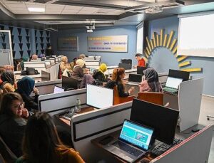 Selçuklu’da Öğretmenlere Yönelik Uygulamalı Yapay Zekâ Okuryazarlığı Atölyeleri Başladı