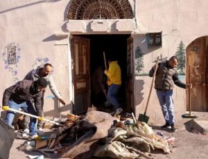Tarsus’ta Halk Sağlığını Tehdit Eden “Çöp Ev” Temizlendi