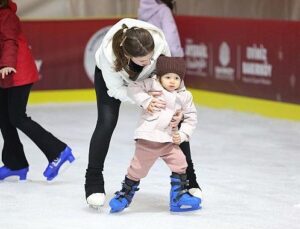 Yarıyıl Tatilinin Gözdesi: Bakırköy Belediyesi Buz Pisti