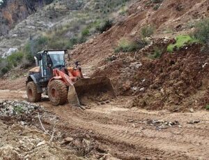 Antalya Büyükşehir Belediyesi gruplarından yol mesaisi