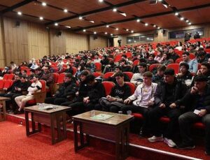 Bağcılar’da iş arayanlar ile iş verenler “Kariyer Buluşmaları”nda bir ortaya geldi