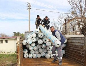 Büyükşehir’den hortum ve yağıştan ziyan gören çiftçiye sera naylonu dayanağı