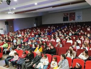 Çiğli’de Minikler Mikroplara Karşı Sahneye Çıktı