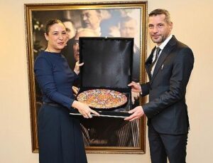 Efes Selçuk Belediyesi’ne Hayvan Ambulansı Bağışı