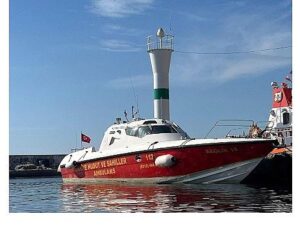 Ege’de Yaralanan Gemiadamına Türk Sıhhat Gruplarından Denizden Tahliye Operasyonu