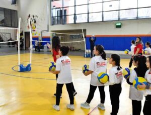 “Fabrika Voleybol” Projesi Sayesinde 290 Çocuk Fileyle Tanıştı