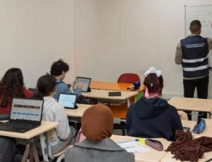 İzmirli Öğrencilere Yapay Zekâ Destekli Matematik