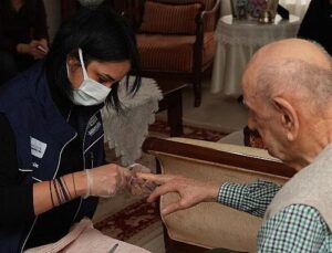 Kadıköy Belediyesi’nin “Evde Kuaförlük” Hizmeti Sürüyor