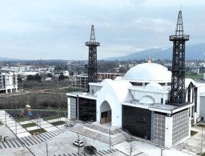 Kartepe Kent Meydanı Camii birinci teravihle açılıyor