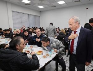 Küçükçekmeceliler, İftar Sofralarında Rahmeti Paylaşıyor