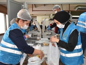Menemen Belediyesi Aşevi’nden her gün 10 bin şahsa yemek