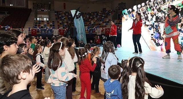 “Okula Bi’ Mola”, İzmit’te salona sığmadı