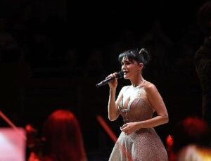 Şevval Sam hem söyledi hem yönetti
