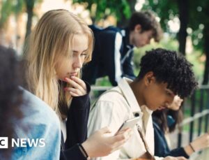 Spain announces plans to ban social media for under-16s