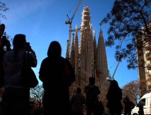The Sagrada Família reaches maximum height after more than a century