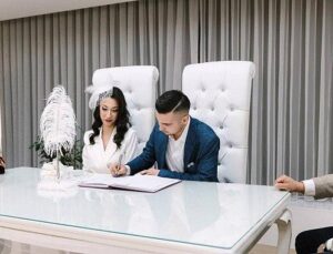 Balçova’da Yeni Evlenen Çiftlere Alışveriş Kartı Takviyesi