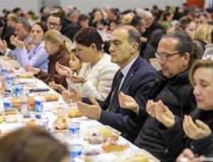 Büyükşehir’in iftar sofrası bu defa Foça’da kuruldu