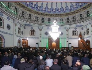 Canik’te Binler Kadir Gecesi’nde Ellerini Semaya Açtı