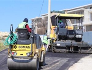 Çeşme’nin yolları yaza hazırlanıyor