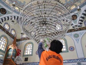 Çiğli’de Bayram Öncesi Cami Ve Mezarlıklarda Kapsamlı Paklık