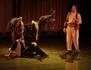 Dünya Tiyatro Gününde Sahne Çiçek Bahçesine Döndü