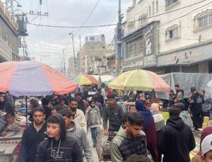 Exclusive: In Gaza’s ‘no change’ market, small banknotes vanish and prices soar