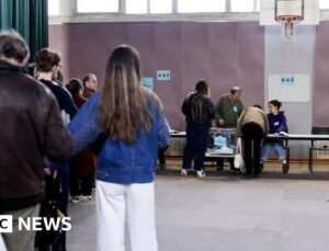 Far-left and far-right gains throw French mainstream parties into a quandary