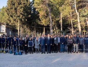 Gaziemir’in mezarlıklarında bayram paklığı