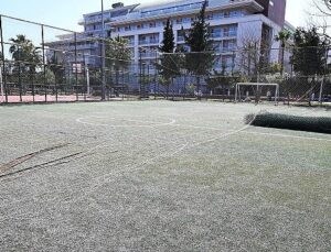 Günübirlik alandaki halı saha yenileniyor