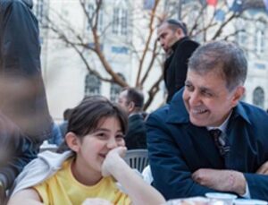 İzmir Büyükşehir Belediyesi’nin iftar sofrası Kemeraltı’nda kuruldu