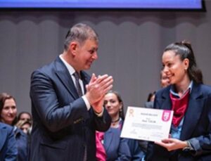 İzmir’in bayanlarıyla tam yol ileri