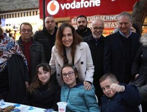 Karşıyaka Çarşı’ya dev sofra: 5 bin kişi iftarda buluştu!