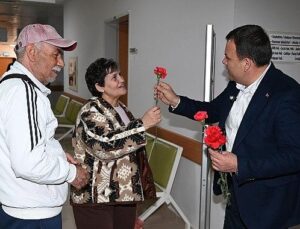 Kemer Belediyesi’nden sıhhat çalışanı bayanlara karanfil