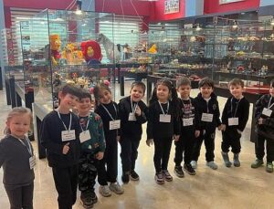 Kreş öğrencileri, dinozor ve oyuncak müzesini ziyaret etti