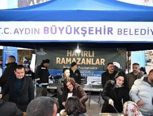 Lider Çerçioğlu Atatürk Kent Meydanı’nda kurulan iftar sofrasında vatandaşlarla bir ortaya geldi