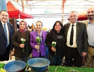 Lider Dutlulu’dan 8 Mart’a Çiçekli Kutlama