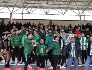 Lider Özarslan Bağlumspor’a Tribünden Takviye Verdi, Galibiyet Sevincini Paylaştı