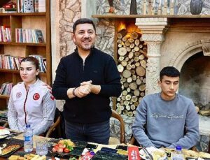 Lider Rasim Arı, sportmen gençlerle sahur yaptı